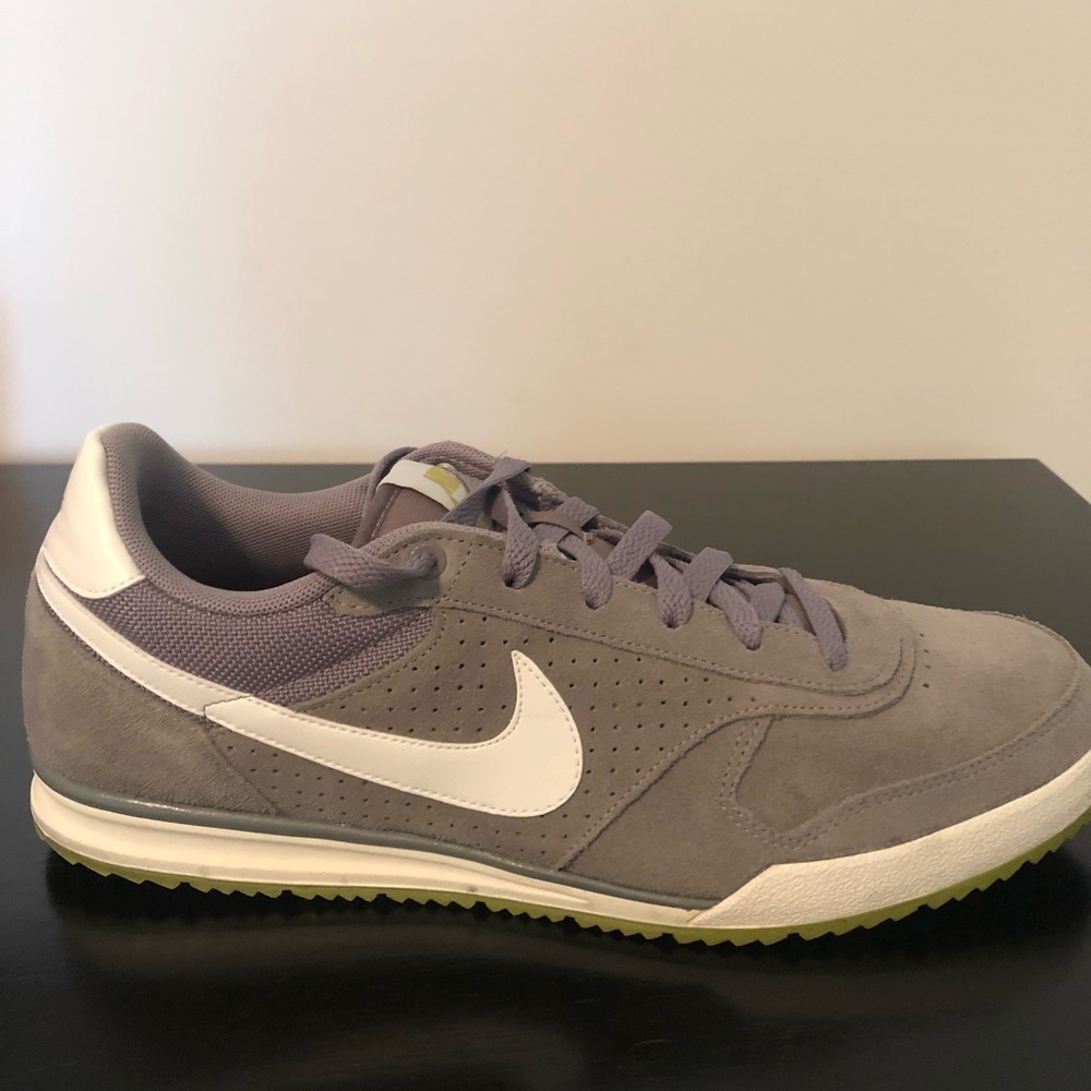 Nike Field Trainer sneakers. Men size 9.5. Color Gray